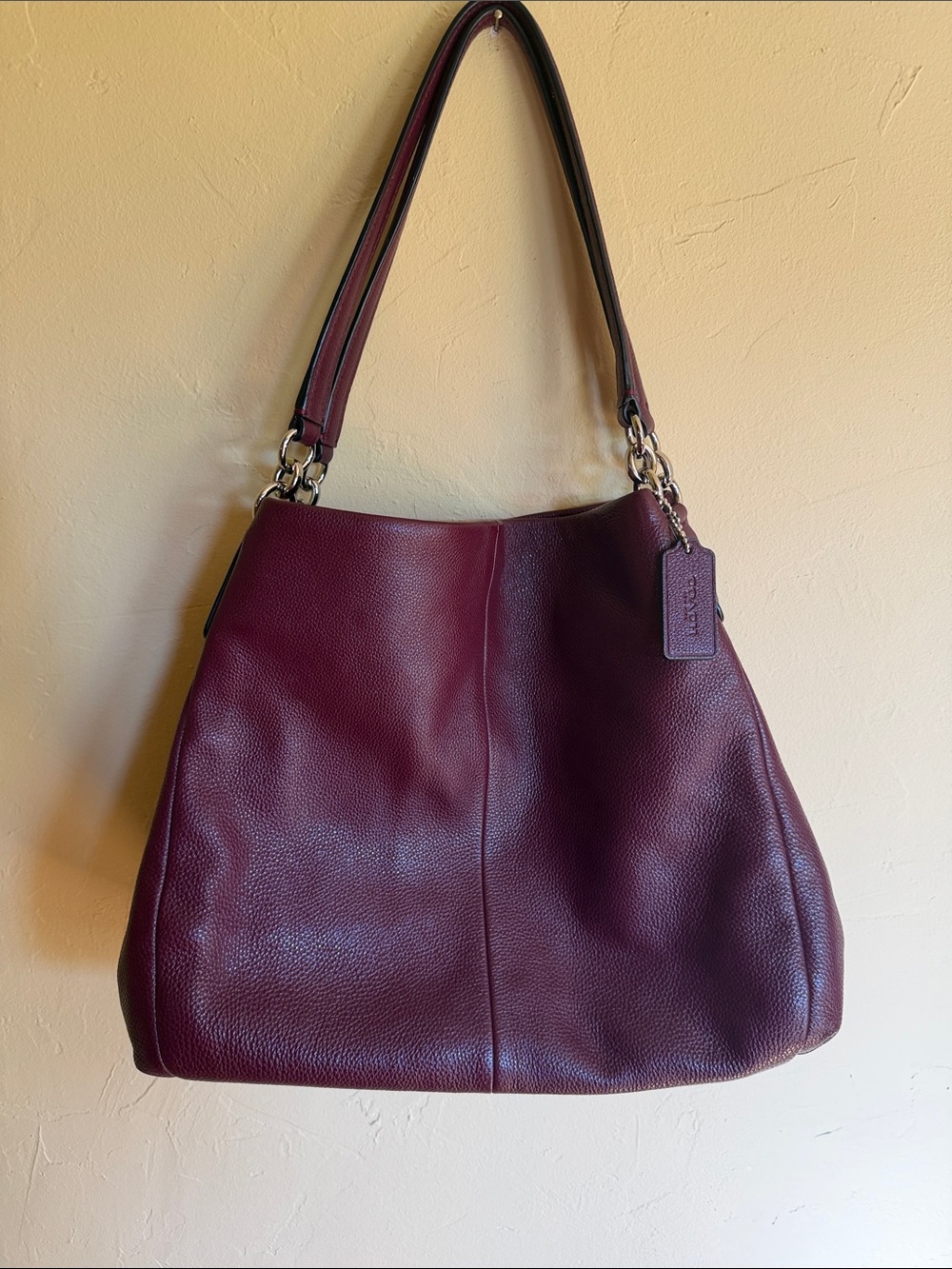 Classic Coach Women's Pebbled Leather Shoulder Bag in Burgundy JS-126